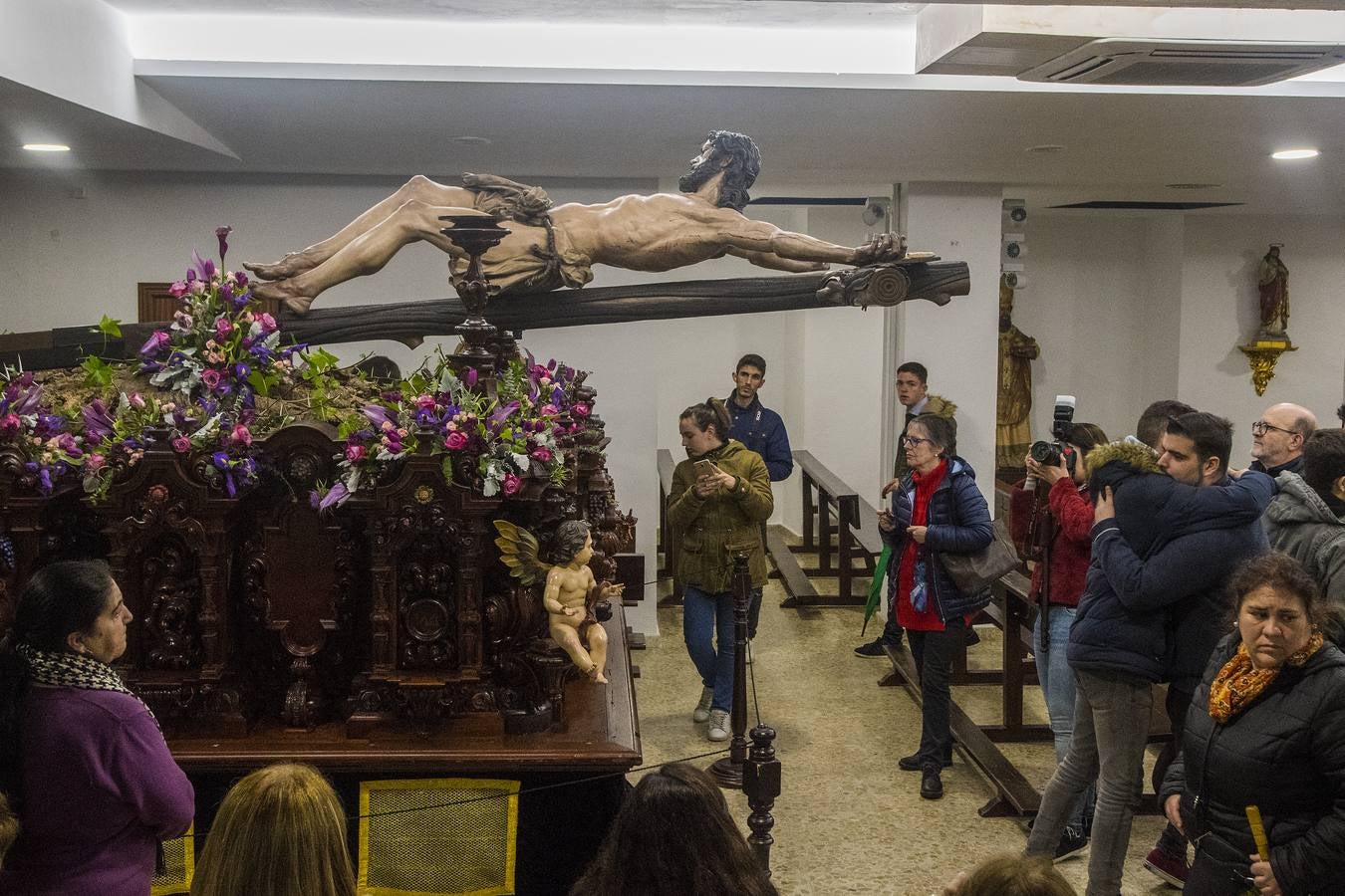 En fotos, el Cristo de Pasión y Muerte en el interior de la Parroquia del Buen Aire en la Semana Santa de Sevilla 2018