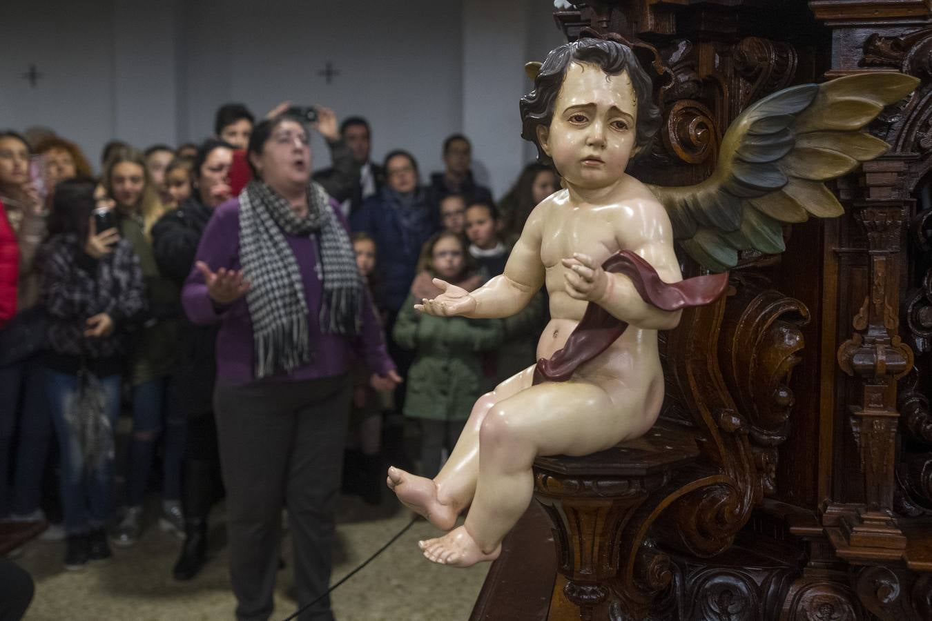 En fotos, el Cristo de Pasión y Muerte en el interior de la Parroquia del Buen Aire en la Semana Santa de Sevilla 2018