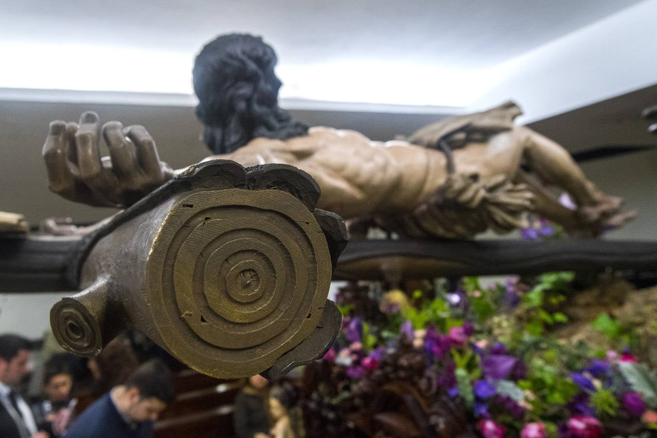 En fotos, el Cristo de Pasión y Muerte en el interior de la Parroquia del Buen Aire en la Semana Santa de Sevilla 2018