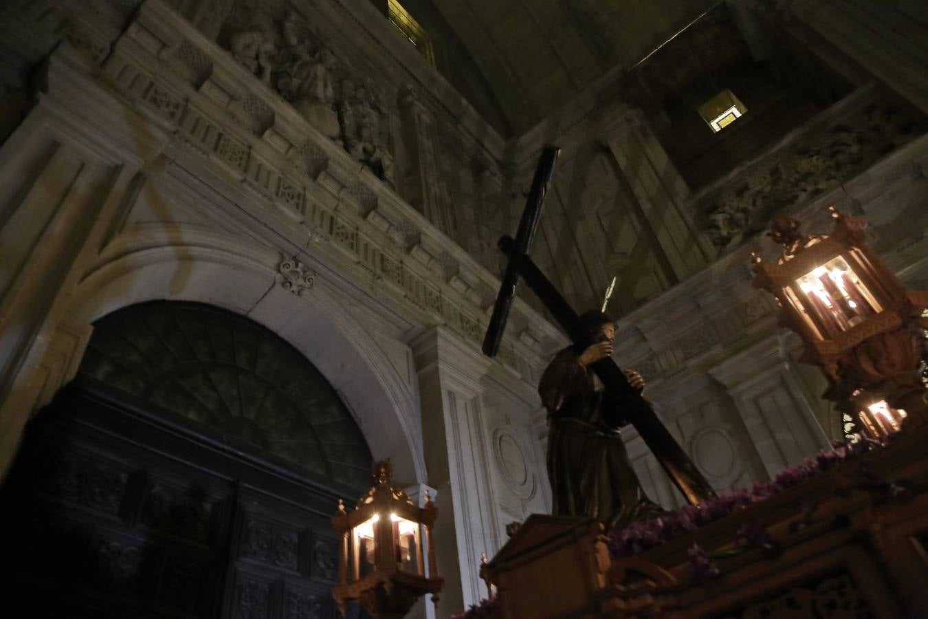 En fotos, recogimiento de la hermandad de La Corona en la Parroquia del Sagrario en la Semana Santa de Sevilla 2018