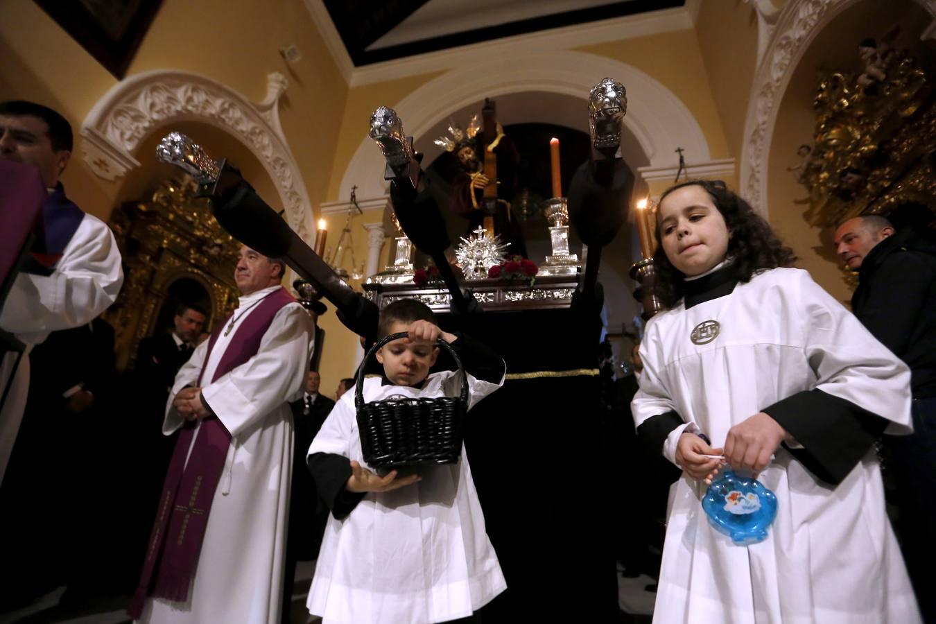 Los via crucis de la Sangre y Nazareno de Córdoba se quedan en sus iglesias, en imágenes