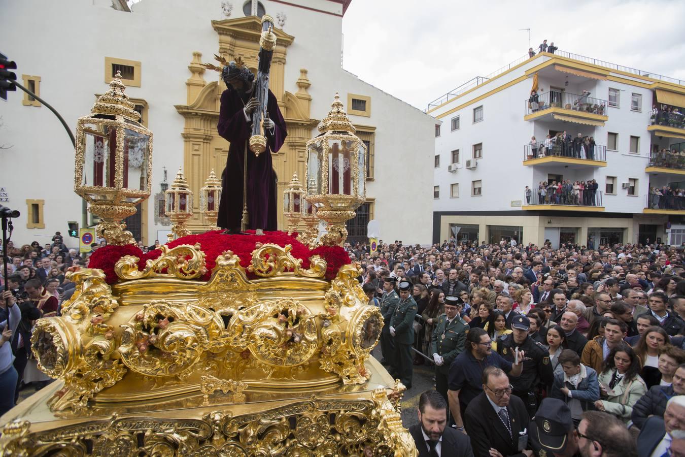 En fotos, salida de su parroquia de la Hermandad de San Roque en la Semana Santa de Sevilla 2018