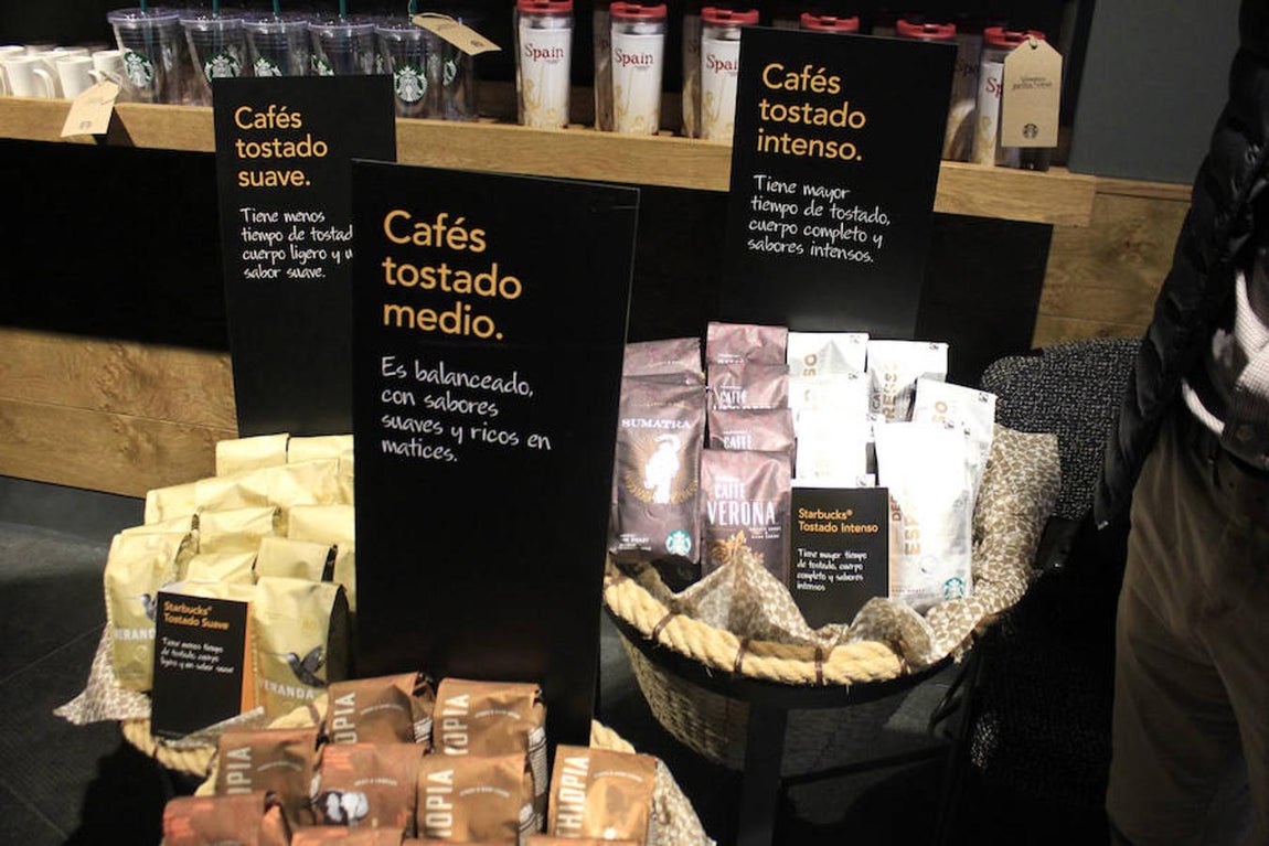 La inauguración de la cafetería Starbucks, en imágenes