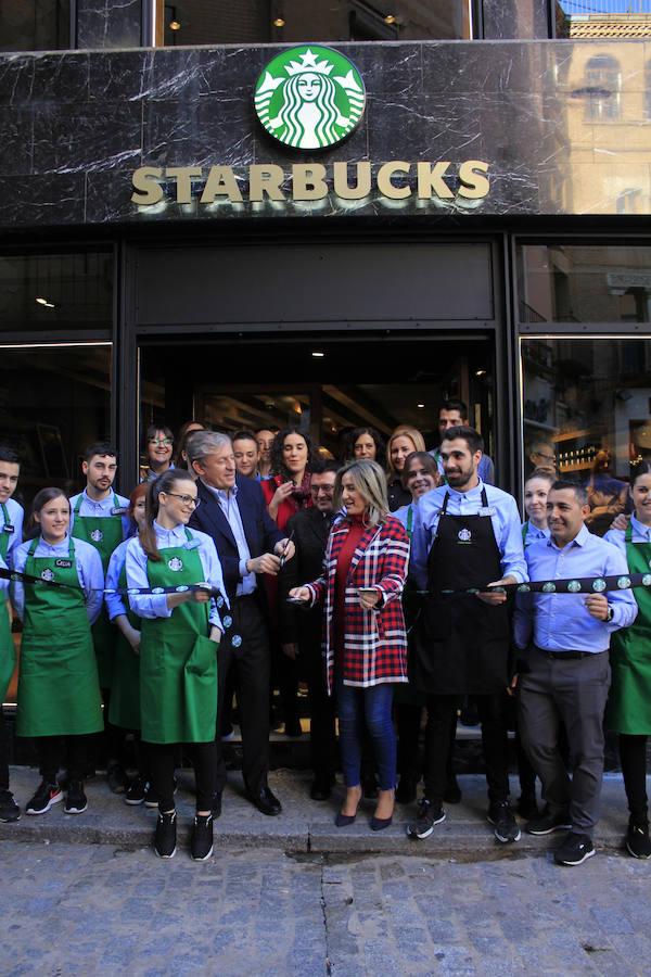 La inauguración de la cafetería Starbucks, en imágenes