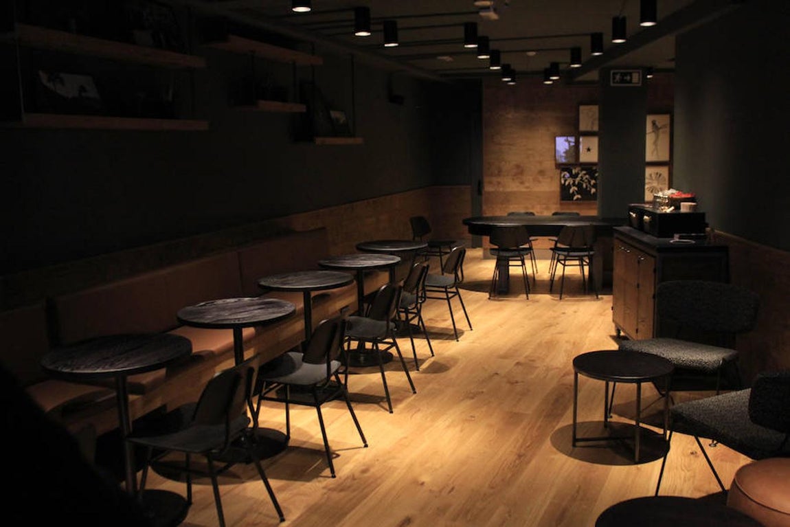 La inauguración de la cafetería Starbucks, en imágenes