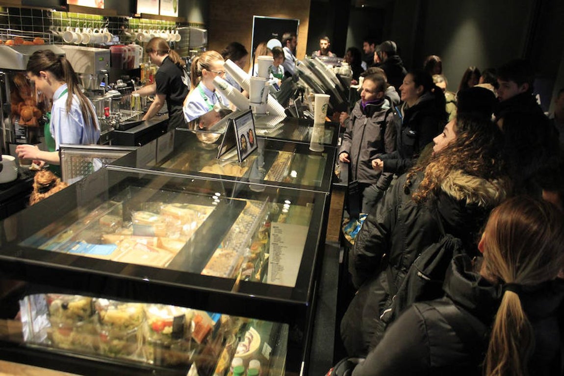 La inauguración de la cafetería Starbucks, en imágenes