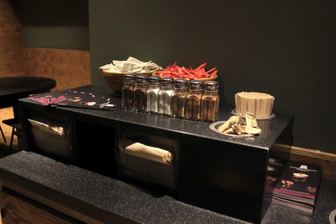 La inauguración de la cafetería Starbucks, en imágenes