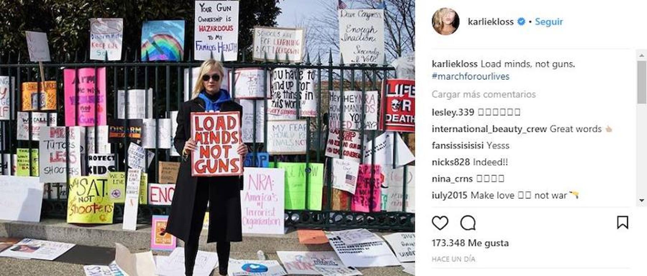 La modelo Karlie Kloss ha acudido a las marchas a favor de la regulación de las armas en Estados Unidos. 