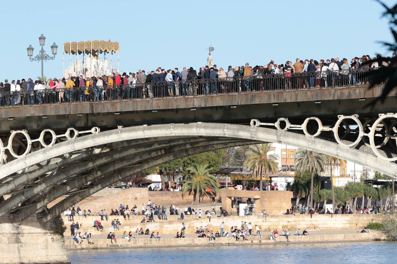 En fotos, Triana se vuelca con la Hermandad de San Gonzalo en este Lunes Santo - Semana Santa de Sevilla 2018