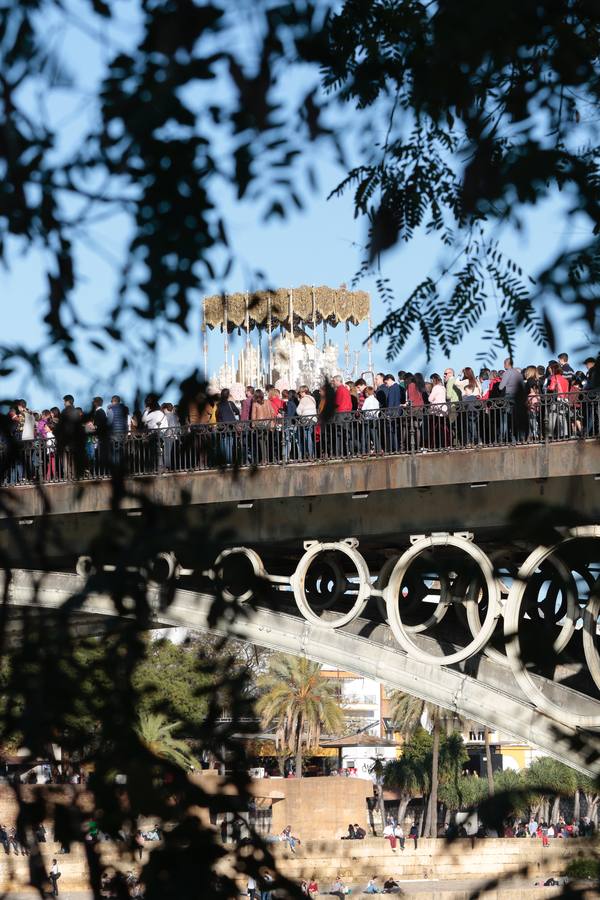 En fotos, Triana se vuelca con la Hermandad de San Gonzalo en este Lunes Santo - Semana Santa de Sevilla 2018