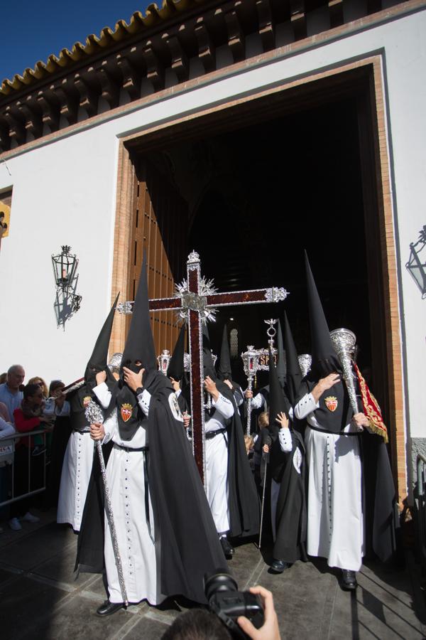 En fotos, la Hermandad de Santa Genoveva realizando su estación de penitencia el Lunes Santo - Semana Santa de Sevilla 2018