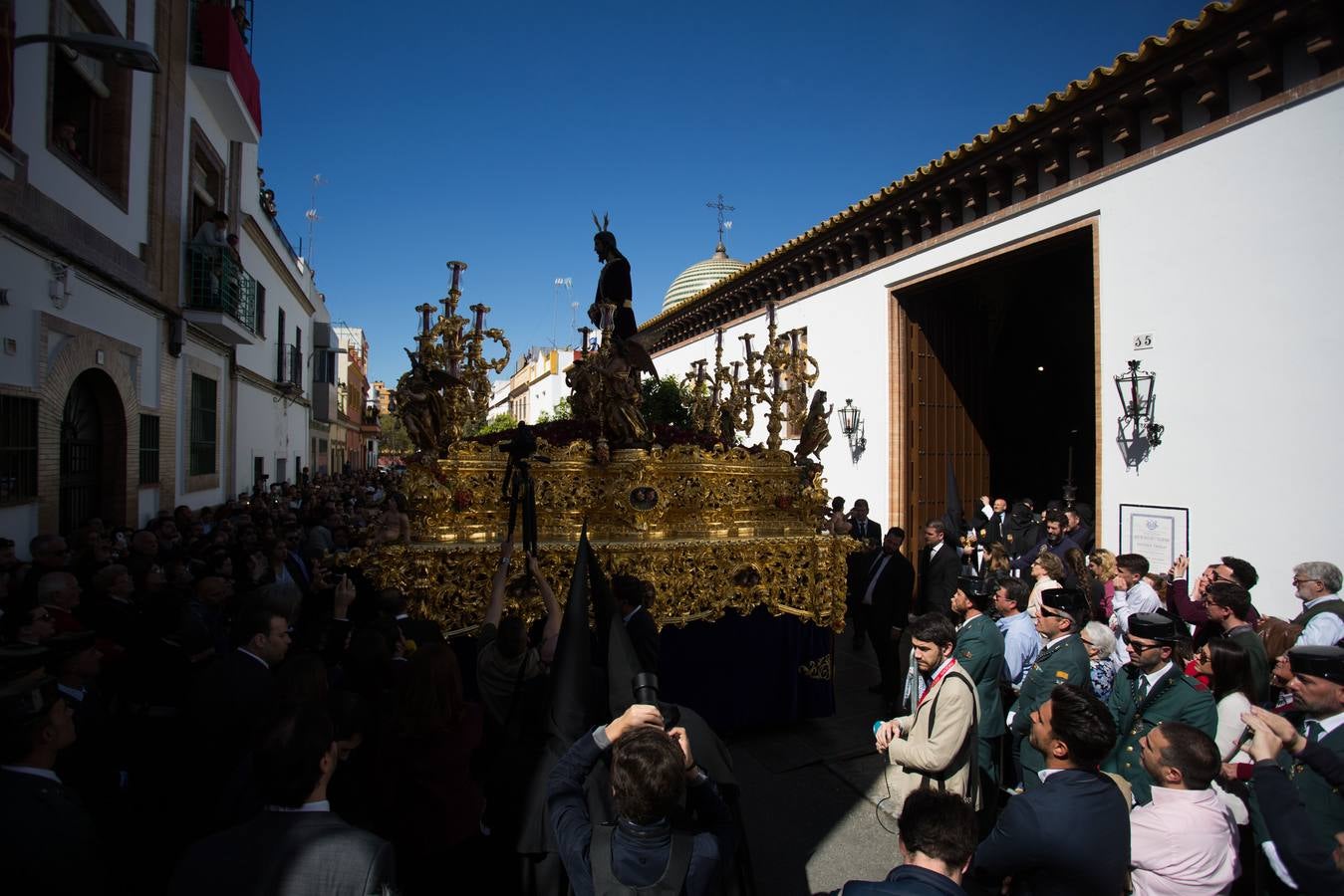 En fotos, la Hermandad de Santa Genoveva realizando su estación de penitencia el Lunes Santo - Semana Santa de Sevilla 2018