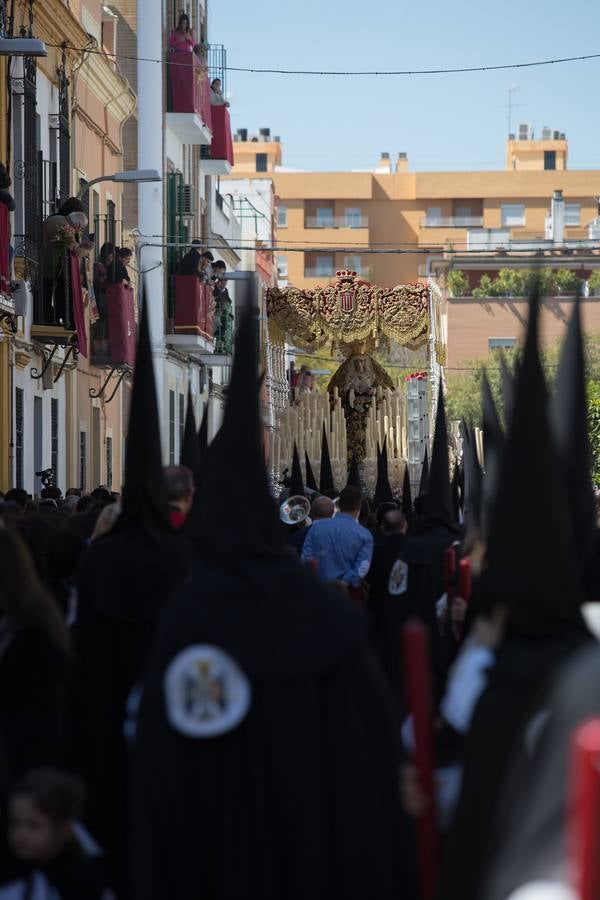 En fotos, la Hermandad de Santa Genoveva realizando su estación de penitencia el Lunes Santo - Semana Santa de Sevilla 2018