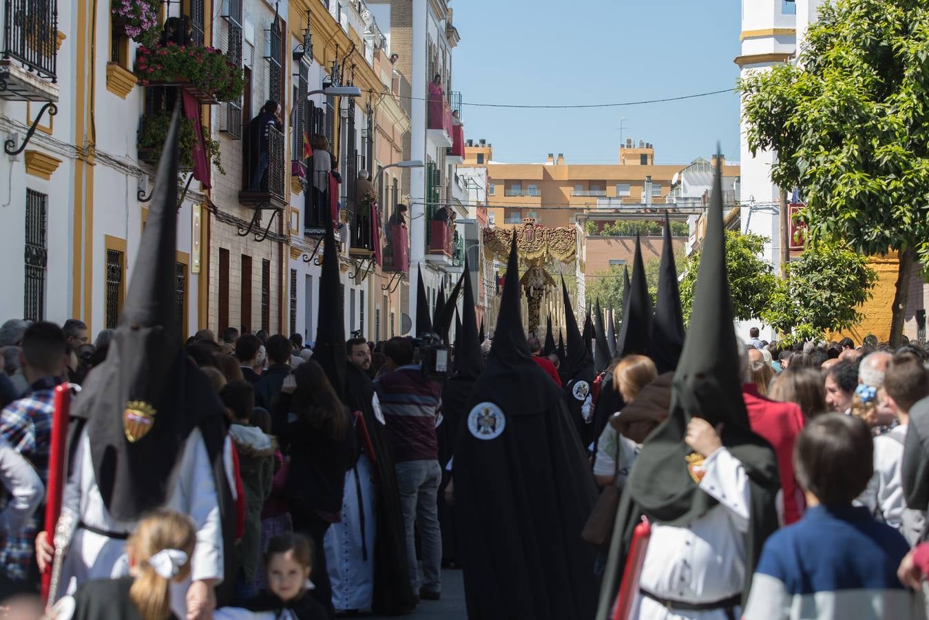 En fotos, la Hermandad de Santa Genoveva realizando su estación de penitencia el Lunes Santo - Semana Santa de Sevilla 2018