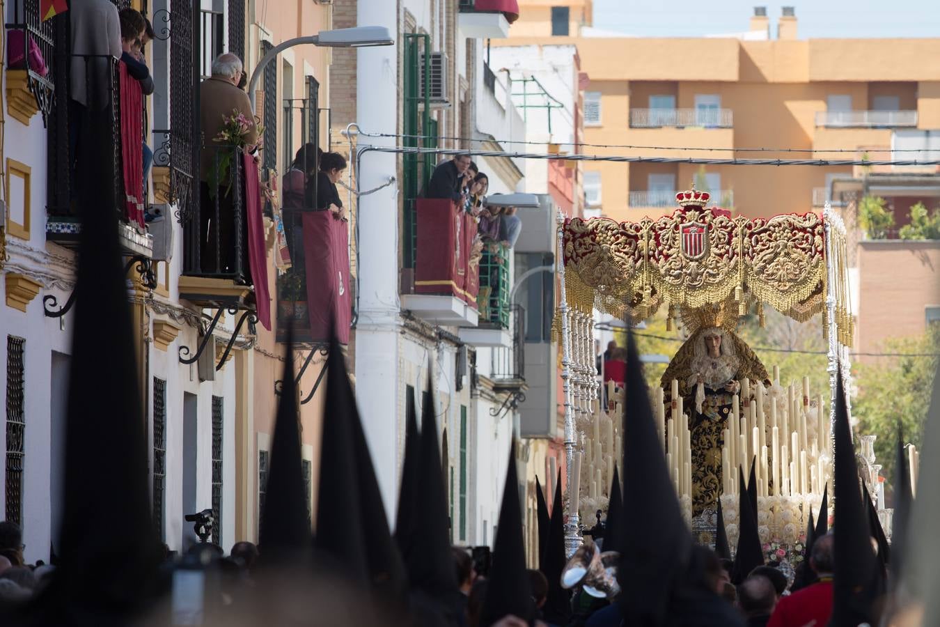 En fotos, la Hermandad de Santa Genoveva realizando su estación de penitencia el Lunes Santo - Semana Santa de Sevilla 2018