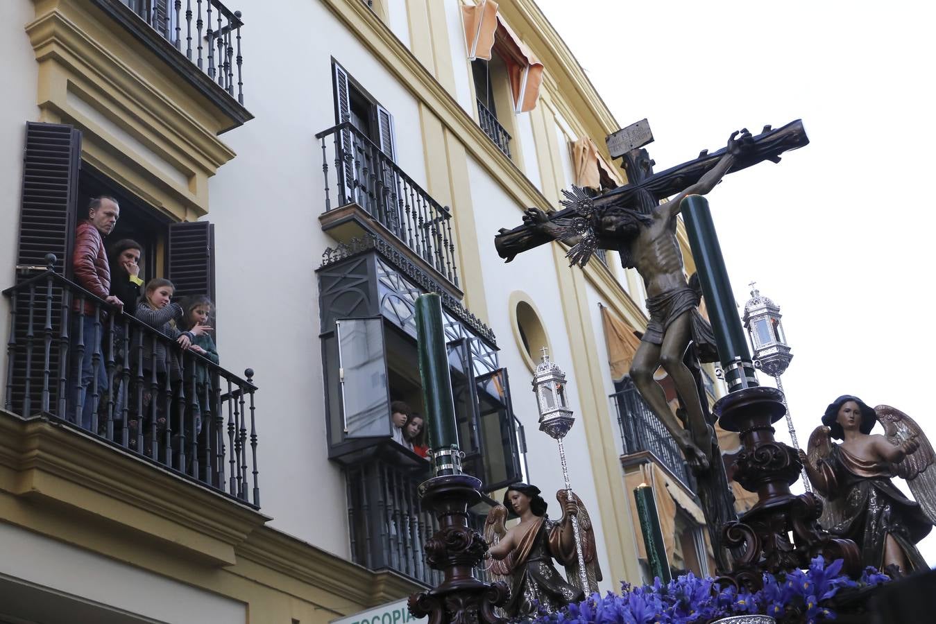 En fotos, la Virgen de las Tristezas de la Vera-Cruz luce su nueva corona en su estación de penitencia - Semana Santa Sevilla 2018