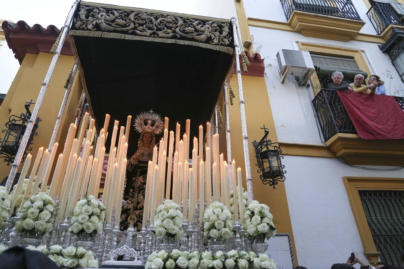 En fotos, la Virgen de las Tristezas de la Vera-Cruz luce su nueva corona en su estación de penitencia - Semana Santa Sevilla 2018