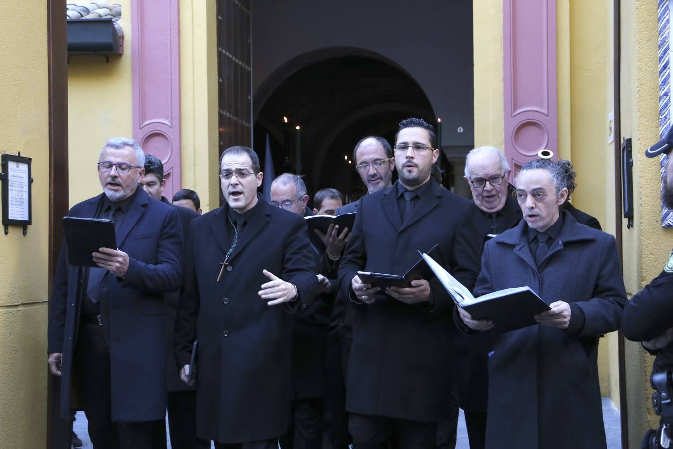 En fotos, la Virgen de las Tristezas de la Vera-Cruz luce su nueva corona en su estación de penitencia - Semana Santa Sevilla 2018