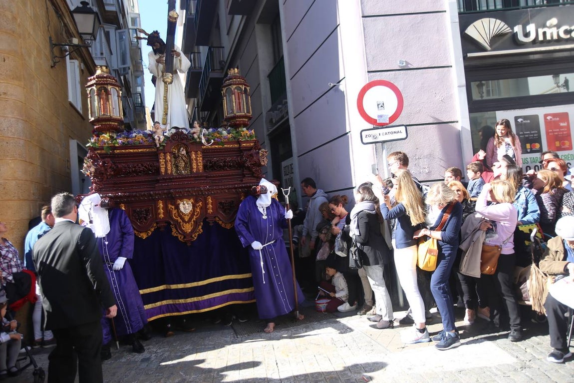 FOTOS: El Nazareno del Amor en la Semana Santa de Cádiz 2018