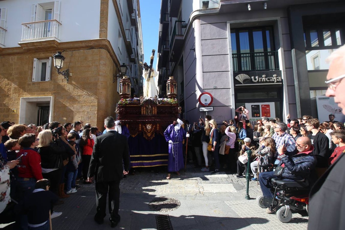FOTOS: El Nazareno del Amor en la Semana Santa de Cádiz 2018