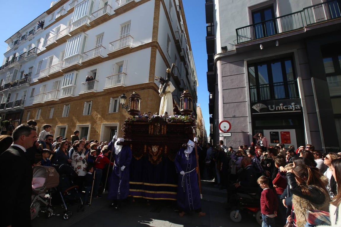 FOTOS: El Nazareno del Amor en la Semana Santa de Cádiz 2018