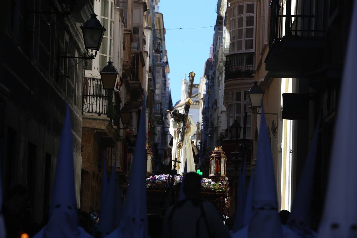 FOTOS: El Nazareno del Amor en la Semana Santa de Cádiz 2018