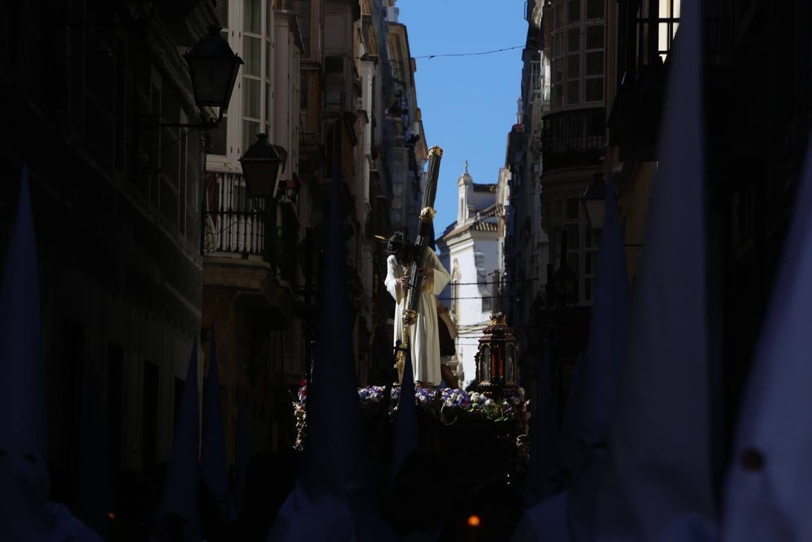FOTOS: El Nazareno del Amor en la Semana Santa de Cádiz 2018