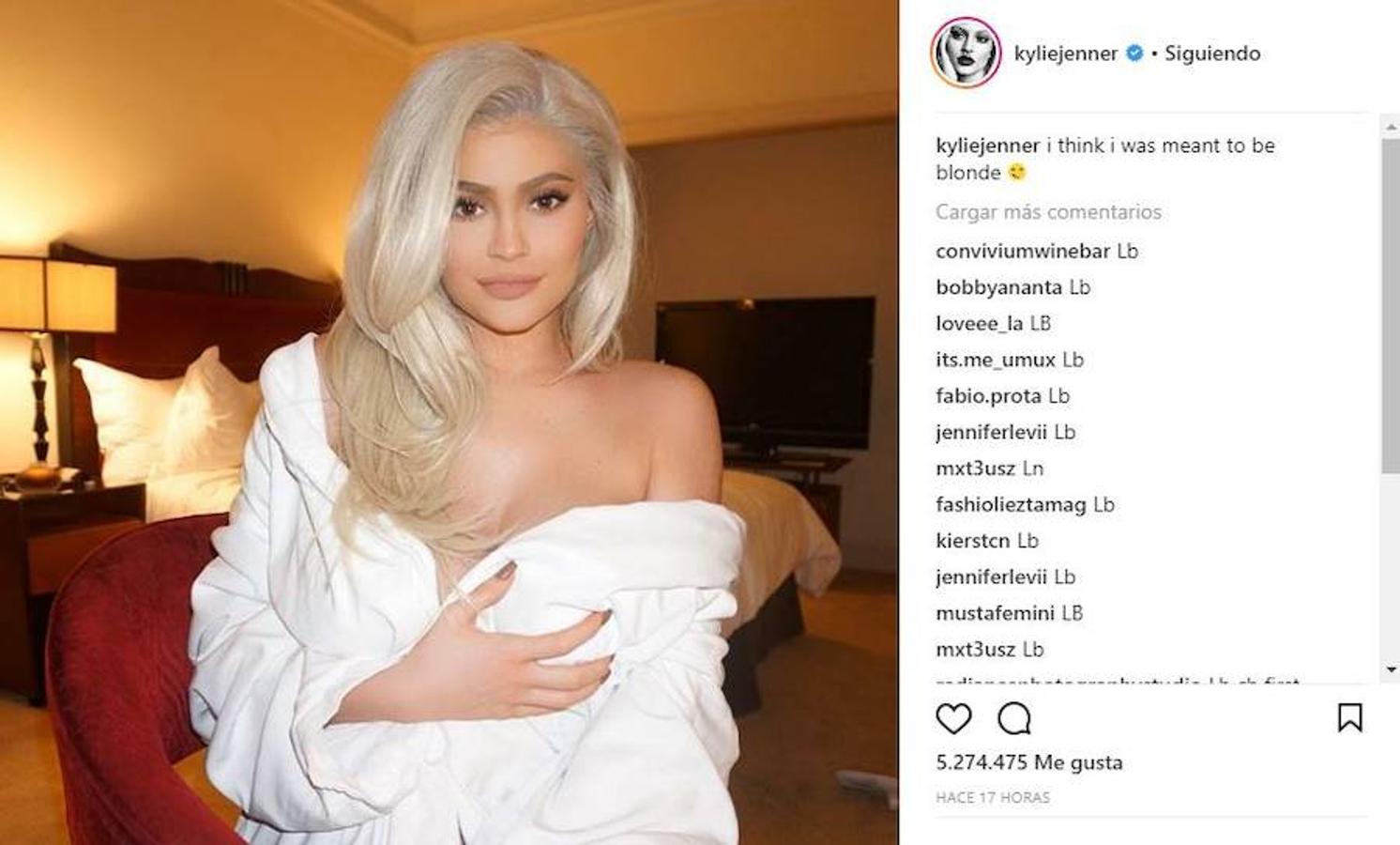 Kylie Jenner deja atrás el moreno y se tiñe de rubia. 