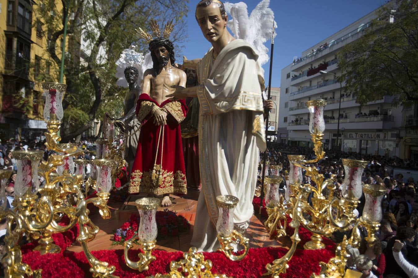 En fotos, la salida triunfal de San Benito en la Semana Santa de Sevilla 2018