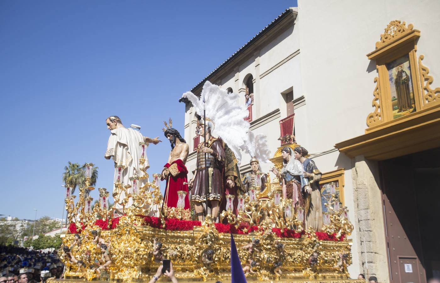 En fotos, la salida triunfal de San Benito en la Semana Santa de Sevilla 2018