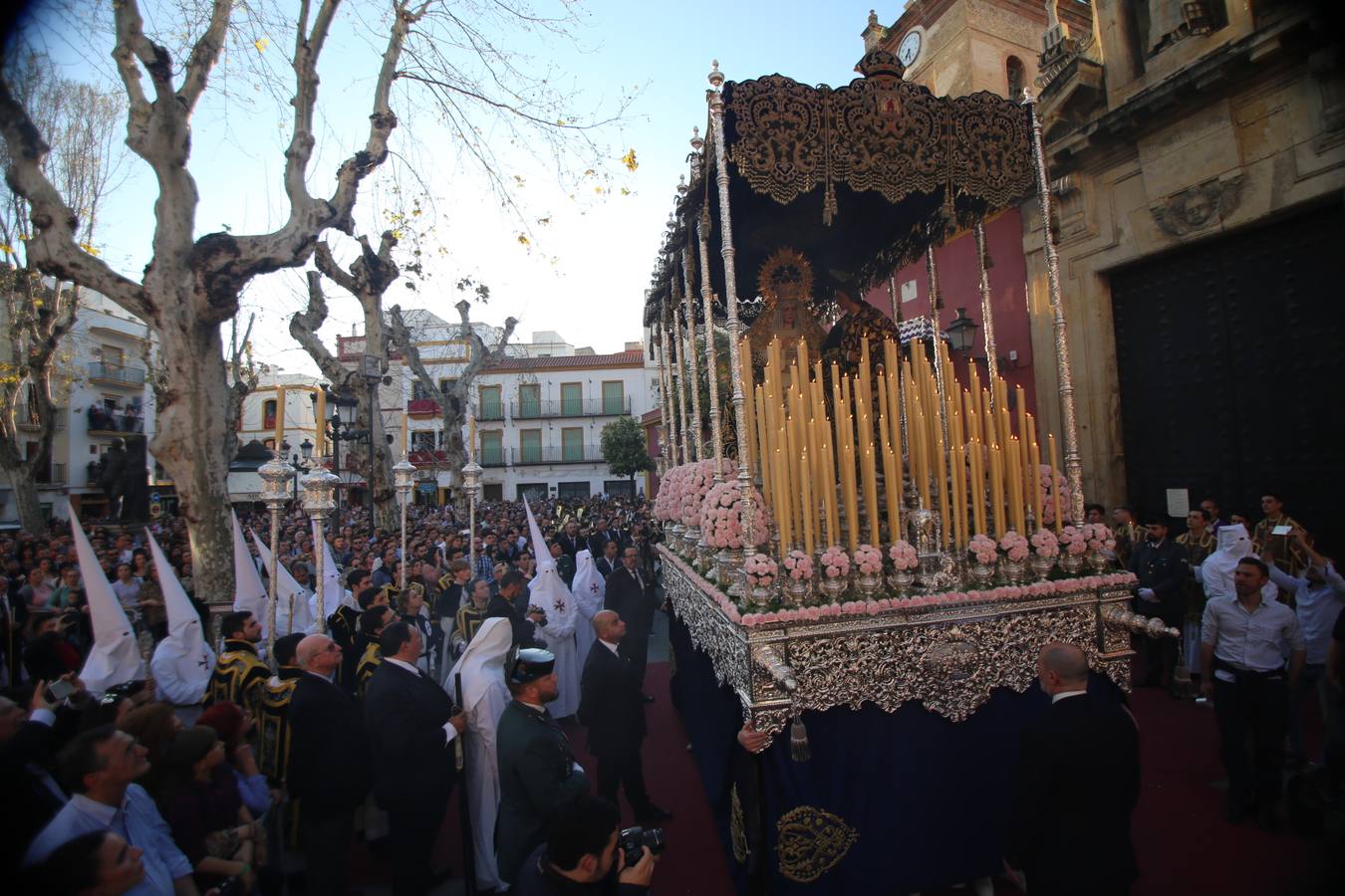 El Dulce Nombre al sol de Martes Santo en la Semana Santa de Sevilla 2018, en fotos