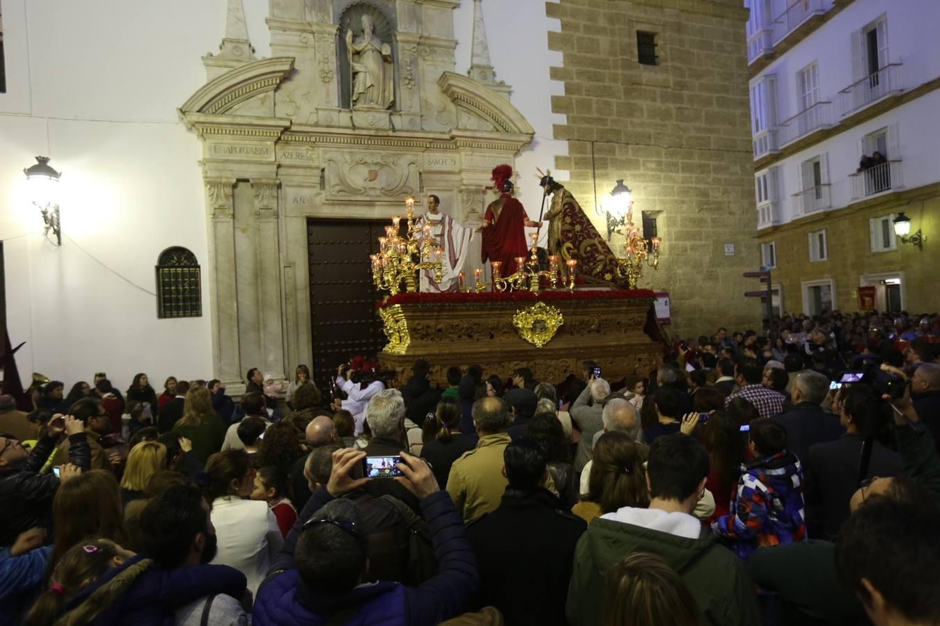 Ecce-Homo se luce por las calles de Cádiz el Martes Santo