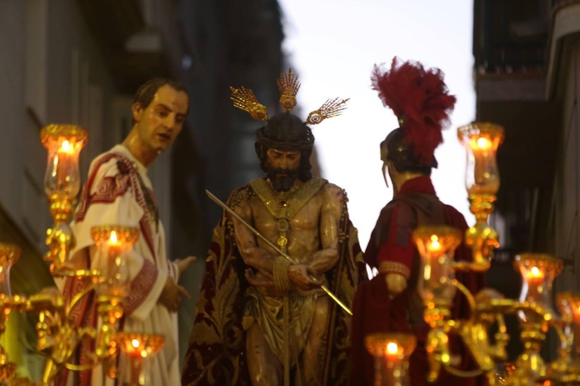 Ecce-Homo se luce por las calles de Cádiz el Martes Santo