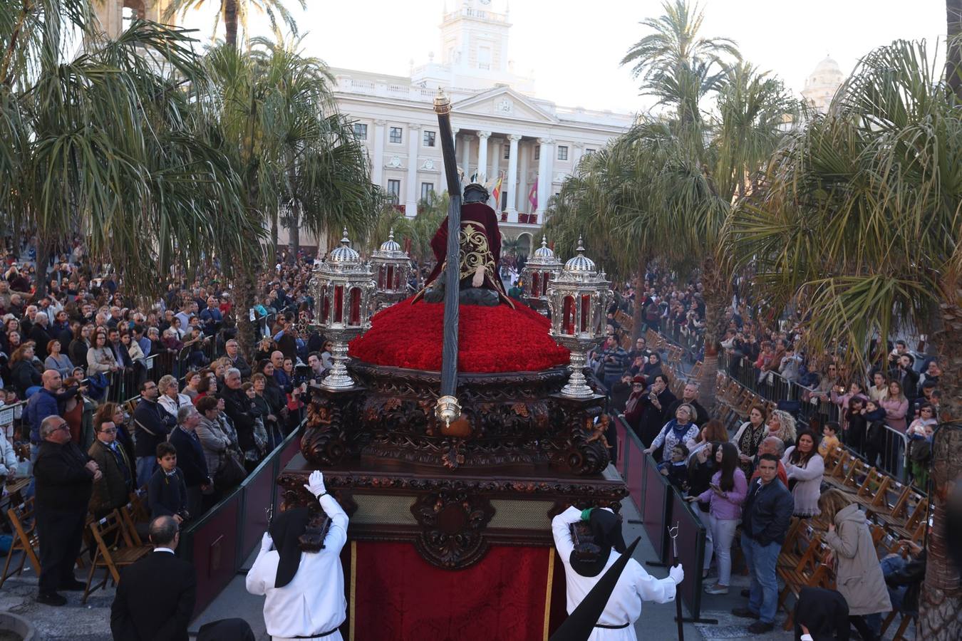 El Caído procesiona por Cádiz el Martes Santo