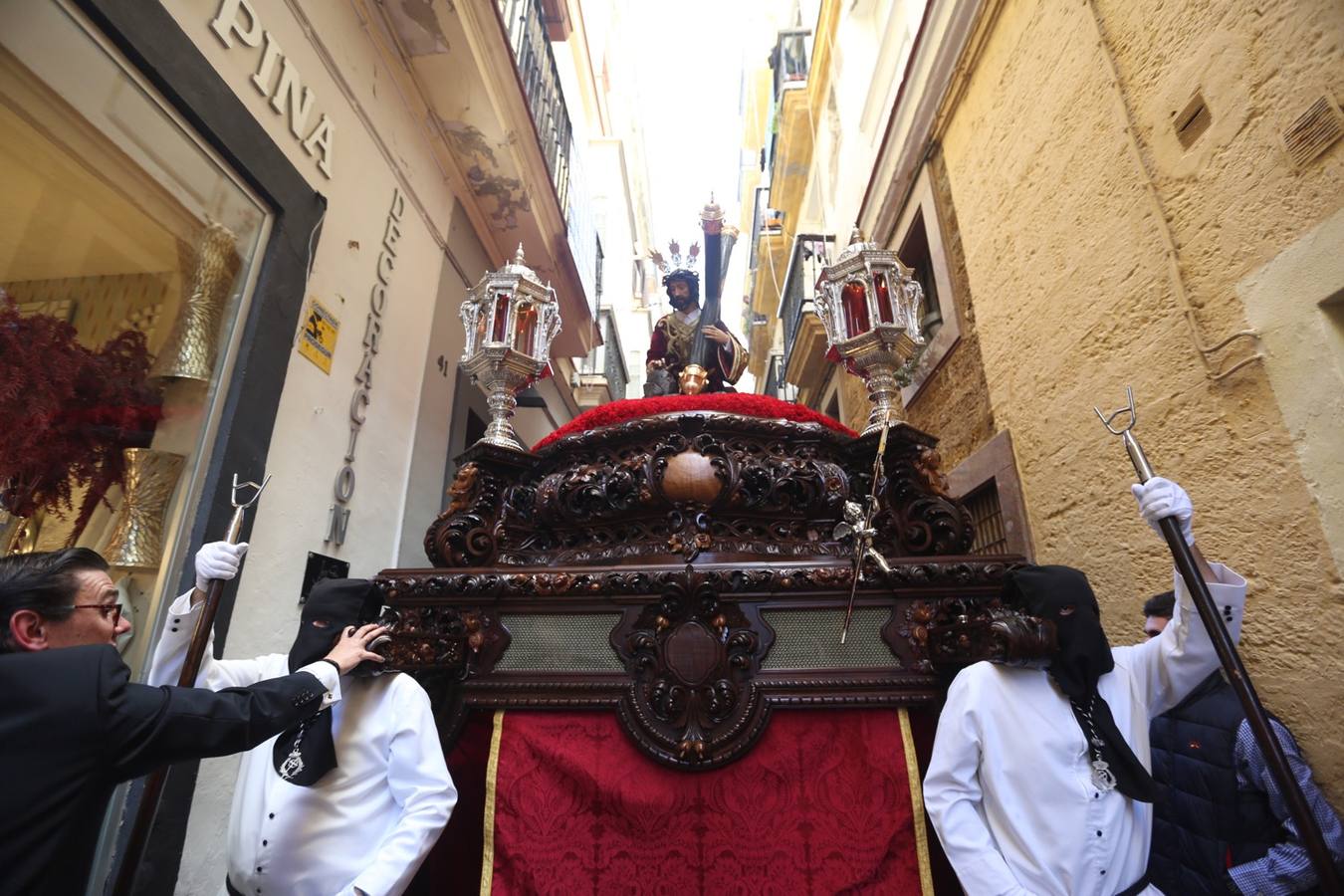 El Caído procesiona por Cádiz el Martes Santo