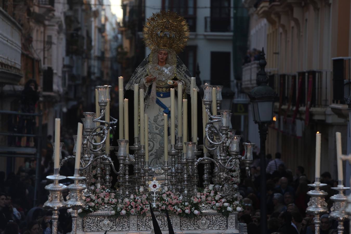 El Caído procesiona por Cádiz el Martes Santo