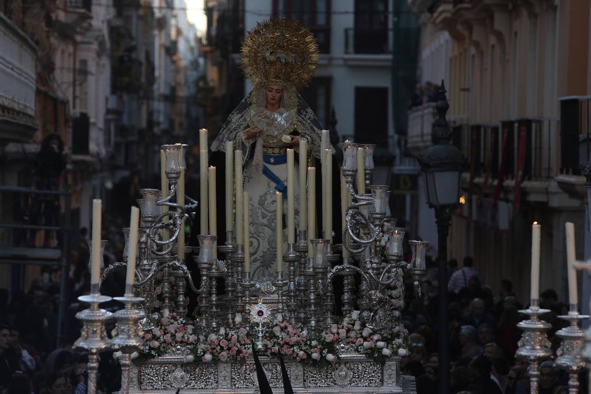 El Caído procesiona por Cádiz el Martes Santo