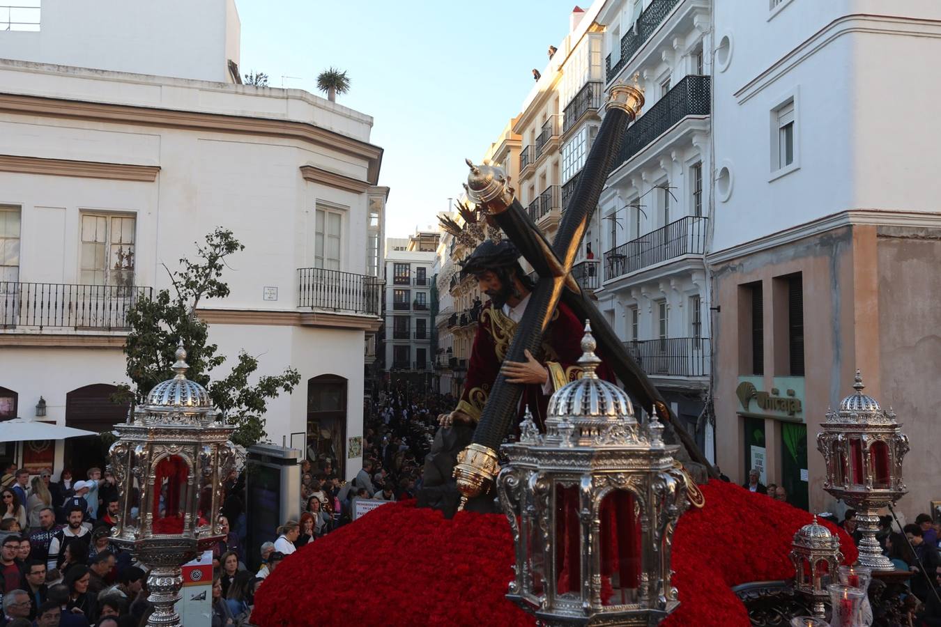 El Caído procesiona por Cádiz el Martes Santo