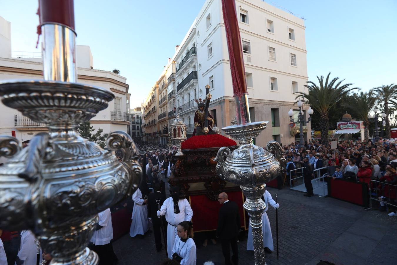 El Caído procesiona por Cádiz el Martes Santo