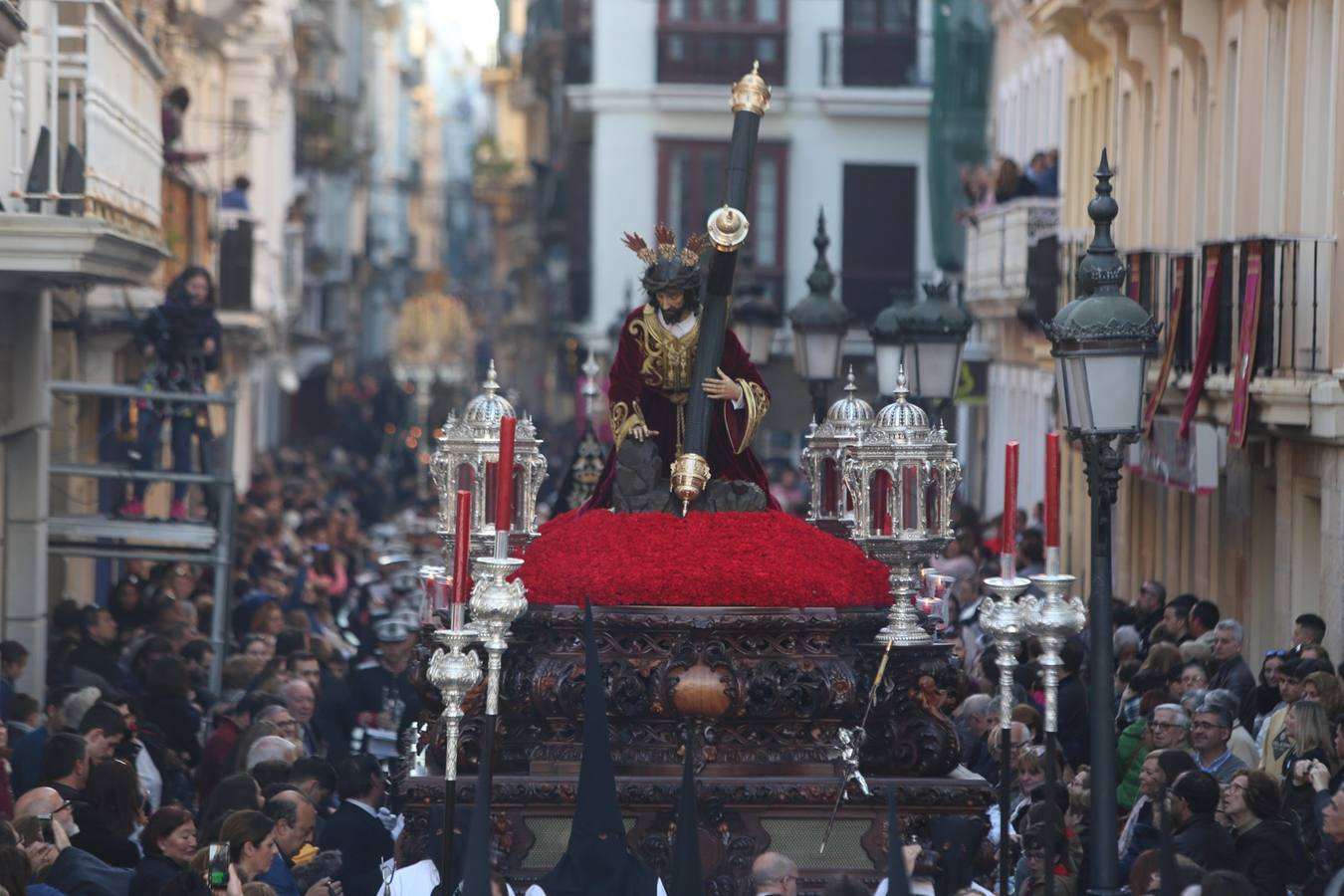 El Caído procesiona por Cádiz el Martes Santo