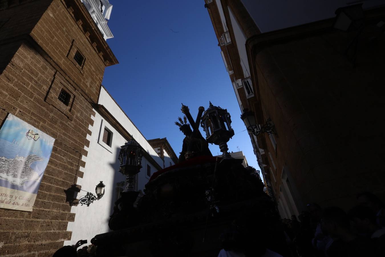 El Caído procesiona por Cádiz el Martes Santo