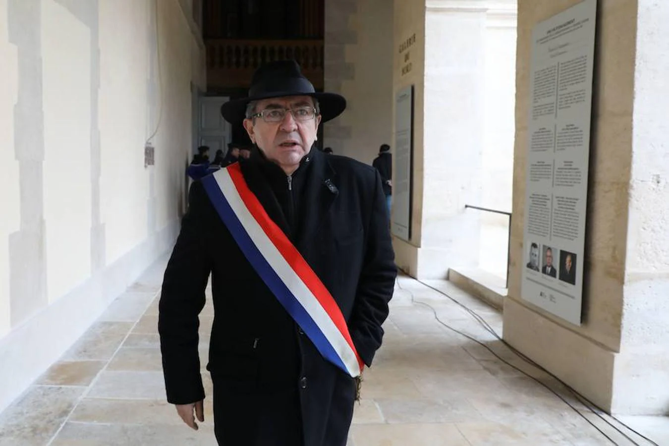El líder del partido de extrema izquierda Francia insumisa, Jean-Luc Melenchon, también acudió a la ceremonia. 