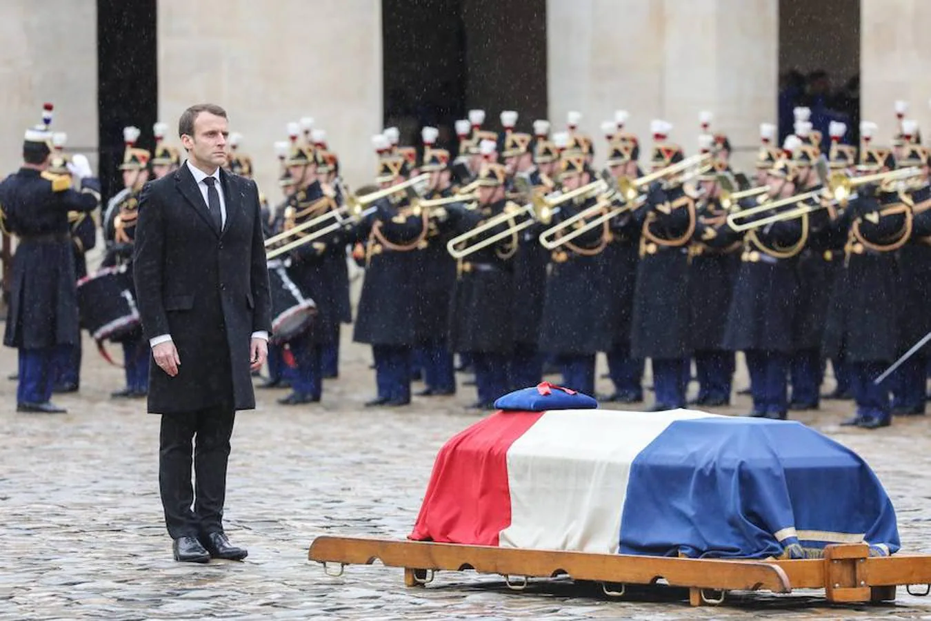 El presidente francés, Emmanuel Macron (i), durante el homenaje nacional celebrado en Los Inválidos en honor de Arnaud Beltrame, el gendarme asesinado