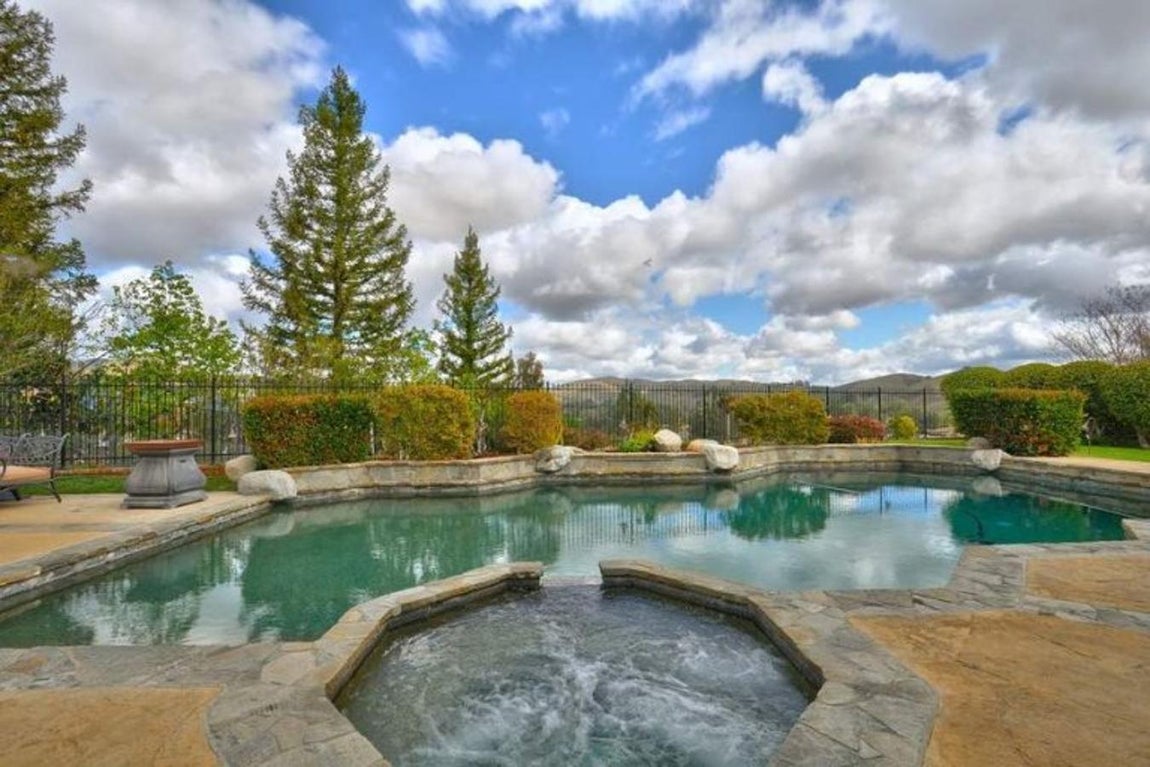 Piscina con jacuzzi. La piscina es un espacio exquisito: está hecha de piedra y comunica con un jacuzzi a través de un estrecho pasillo