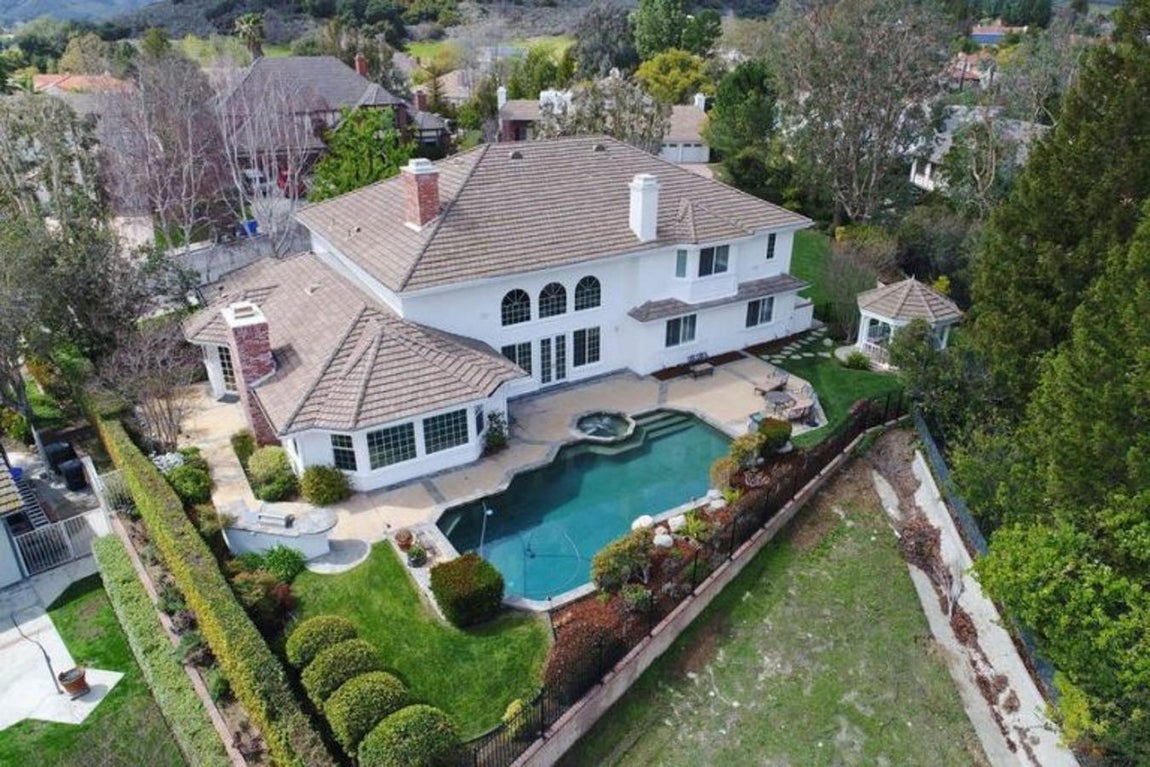 Jardines. En la finca hay espacio para una piscina, una barra de granito para comer con barbacoa incorporada, un spa con paredes de piedra, espacios ajardinados y canchas de tenis. La propiedad es la última vivienda en una calle sin salida a las afueras de la ciudad, por lo que la intimidad está garantizada