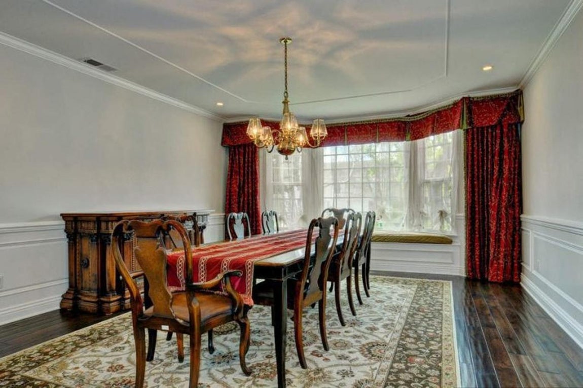 Comedor principal. El salón da a un enorme comedor en el que se aprovecha la luz natural a través de una enorme cristalera