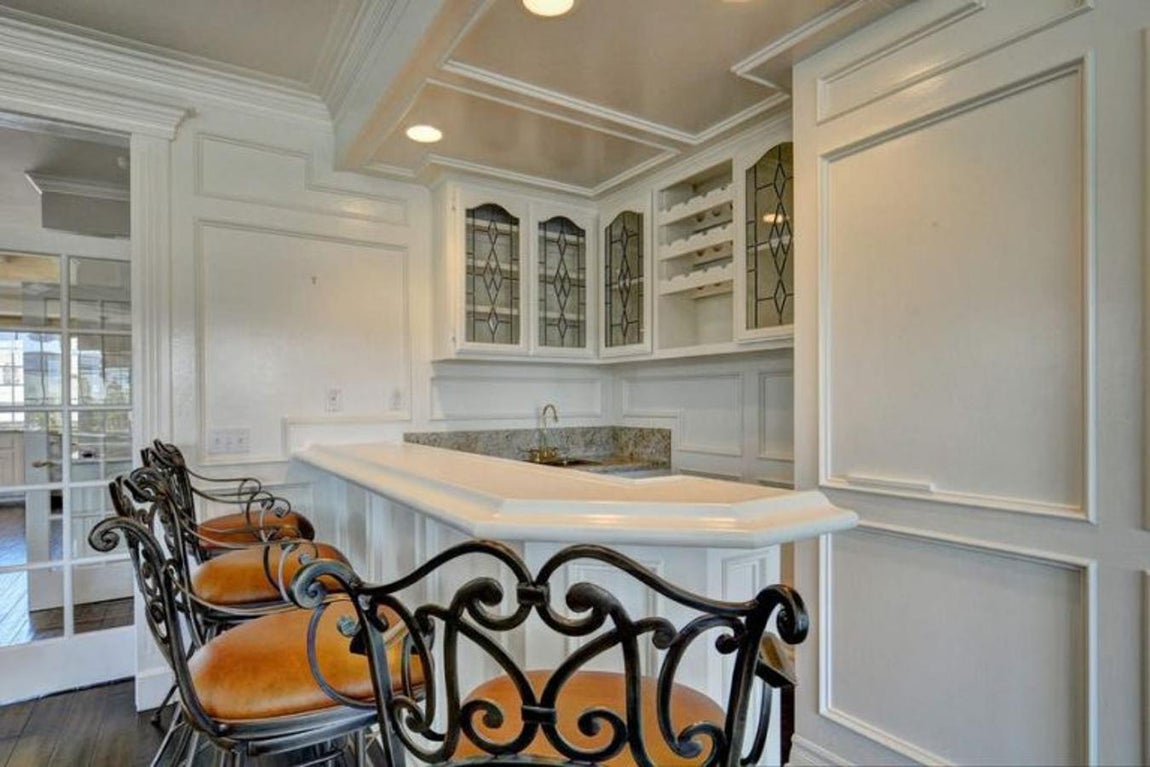 Bar «vintage». Está entre la cocina y el salón y es el lugar perfecto para pasar un rato distendido. Tiene detalles en madera, barra de mármol y un fregadero. Al frente está la chimenea. Este lugar tiene todos los elementos que una velada necesita para alargarse hasta altas horas