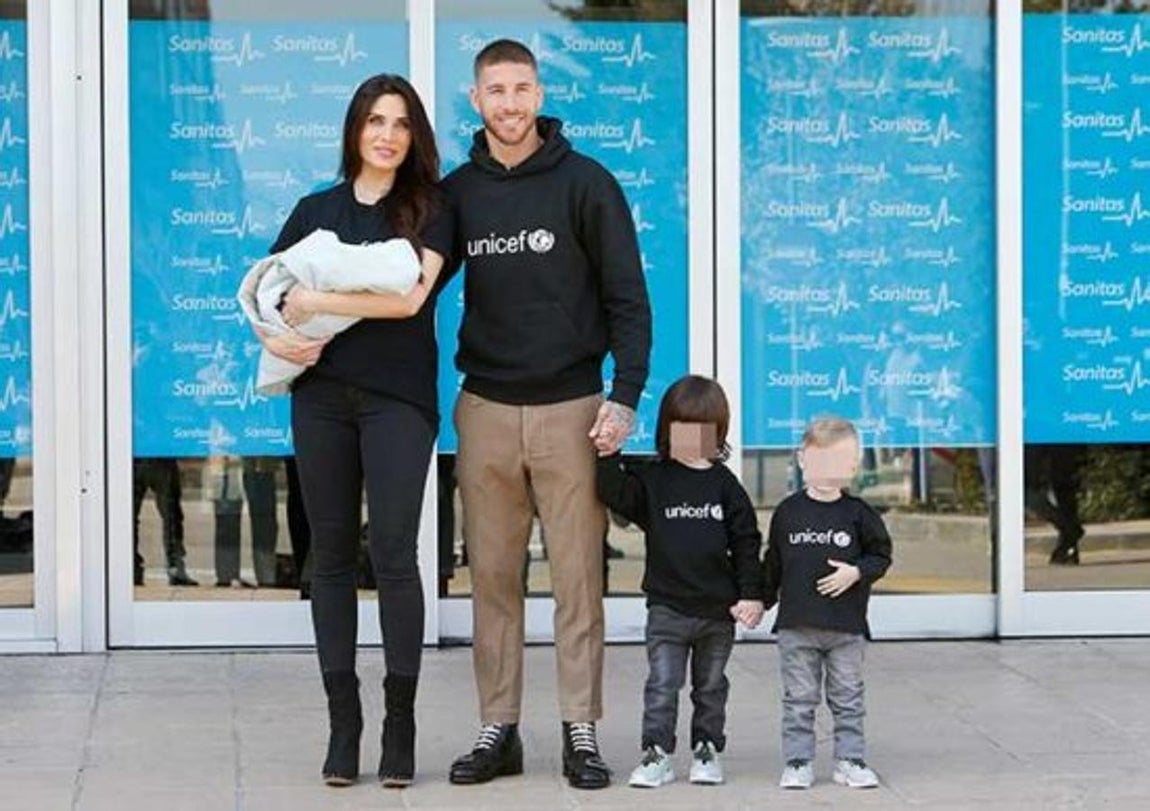 La familia Ramos al completo posa, todos ellos con sudaderas y camisetas de Unicef, a la salida del hospital para presentar al nuevo miembro, Alejandro. 