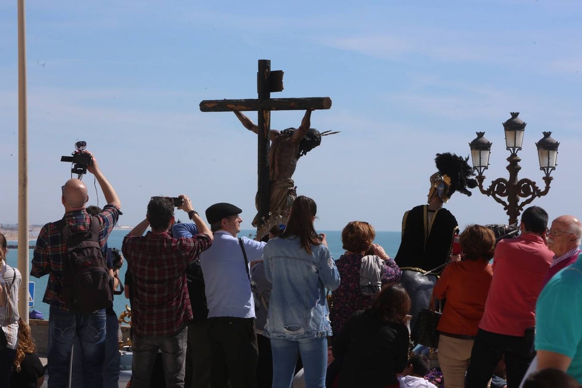 La cofradía de Las Aguas sale de Santa Cruz