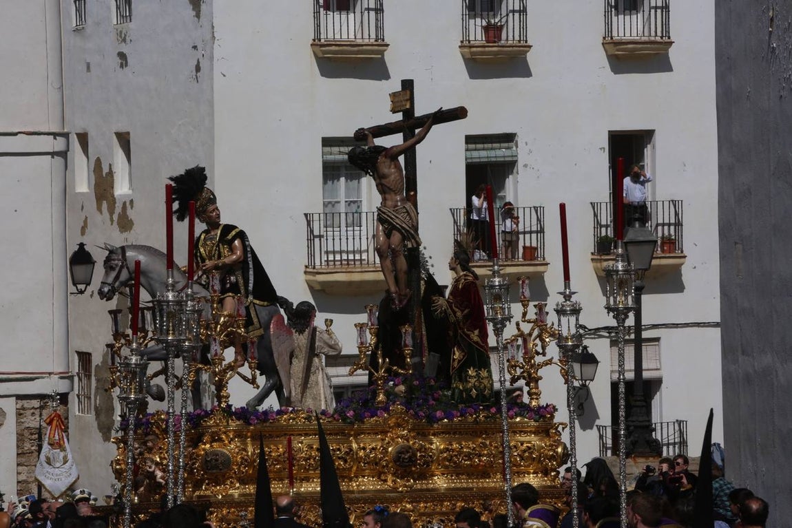 La cofradía de Las Aguas sale de Santa Cruz